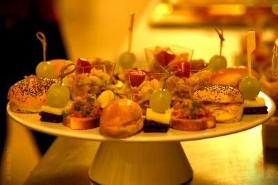 Miniature Traiteur Morestel (Isère) - Kreyol Kitchen Traiteur #17 Plateau de bouchées apéritives variées comprenant samoussas, brochettes de légumes et crevettes sur toasts.