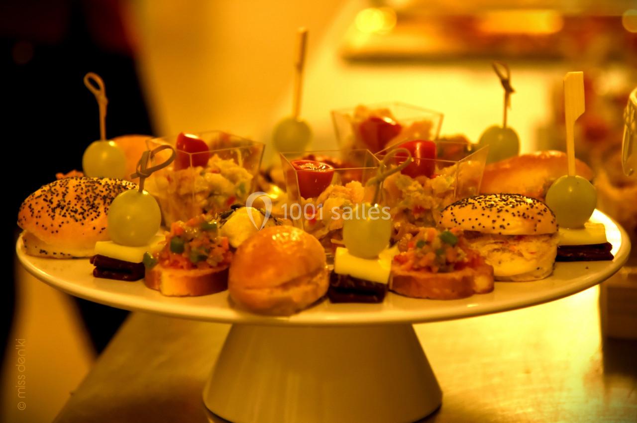 Plateau de bouchées apéritives variées comprenant mini-burgers, verrines, brochettes et autres amuse-bouches.