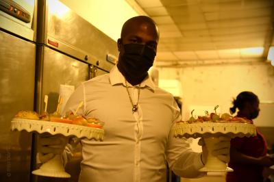 Miniature Traiteur Morestel (Isère) - Kreyol Kitchen Traiteur #18 Plateau de bouchées apéritives variées comprenant samoussas, brochettes de légumes et crevettes sur toasts.