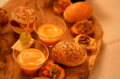 Miniature Traiteur Morestel (Isère) - Kreyol Kitchen Traiteur #19 Plateau de bouchées apéritives variées comprenant samoussas, brochettes de légumes et crevettes sur toasts.