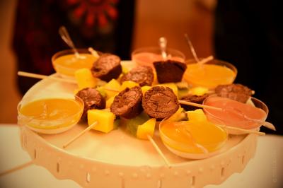 Miniature Traiteur Morestel (Isère) - Kreyol Kitchen Traiteur #25 Plateau de bouchées apéritives variées comprenant samoussas, brochettes de légumes et crevettes sur toasts.