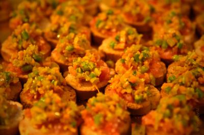 Miniature Traiteur Morestel (Isère) - Kreyol Kitchen Traiteur #30 Plateau de bouchées apéritives variées comprenant samoussas, brochettes de légumes et crevettes sur toasts.