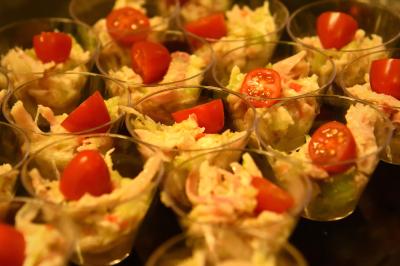 Miniature Traiteur Morestel (Isère) - Kreyol Kitchen Traiteur #31 Plateau de bouchées apéritives variées comprenant samoussas, brochettes de légumes et crevettes sur toasts.