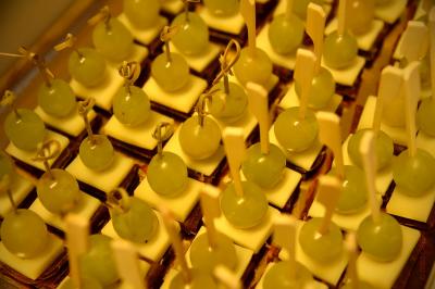 Miniature Traiteur Morestel (Isère) - Kreyol Kitchen Traiteur #32 Plateau de bouchées apéritives variées comprenant samoussas, brochettes de légumes et crevettes sur toasts.