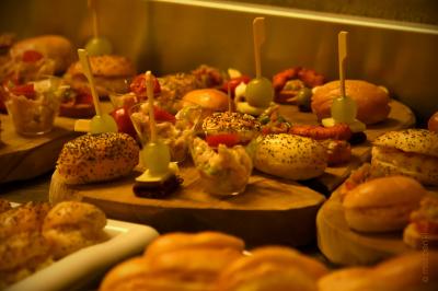 Miniature Traiteur Morestel (Isère) - Kreyol Kitchen Traiteur #34 Plateau de bouchées apéritives variées comprenant samoussas, brochettes de légumes et crevettes sur toasts.