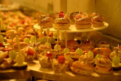 Miniature Traiteur Morestel (Isère) - Kreyol Kitchen Traiteur #36 Plateau de bouchées apéritives variées comprenant samoussas, brochettes de légumes et crevettes sur toasts.