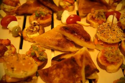 Miniature Traiteur Morestel (Isère) - Kreyol Kitchen Traiteur #38 Plateau de bouchées apéritives variées comprenant samoussas, brochettes de légumes et crevettes sur toasts.
