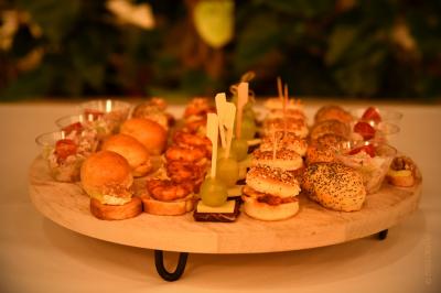 Miniature Traiteur Morestel (Isère) - Kreyol Kitchen Traiteur #39 Plateau de bouchées apéritives variées comprenant samoussas, brochettes de légumes et crevettes sur toasts.