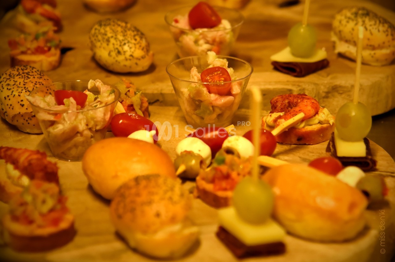 Plateau de bouchées apéritives variées comprenant mini-sandwichs, verrines, brochettes et amuse-bouches.