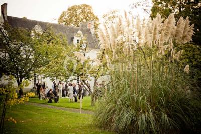 Miniature Location salle La Chapelle-Heulin (Loire-Atlantique) - Château Cassemichère #6 Rangées de tonneaux en bois alignés dans une cave voûtée avec éclairage tamisé.