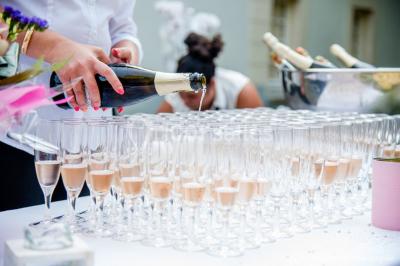 Miniature Location salle La Chapelle-Heulin (Loire-Atlantique) - Château Cassemichère #10 Rangées de tonneaux en bois alignés dans une cave voûtée avec éclairage tamisé.