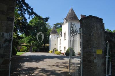 Miniature Location salle La Chapelle-Heulin (Loire-Atlantique) - Château Cassemichère #4 Rangées de tonneaux en bois alignés dans une cave voûtée avec éclairage tamisé.