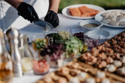 Miniature Location salle La Chapelle-Heulin (Loire-Atlantique) - Château Cassemichère #11 Rangées de tonneaux en bois alignés dans une cave voûtée avec éclairage tamisé.