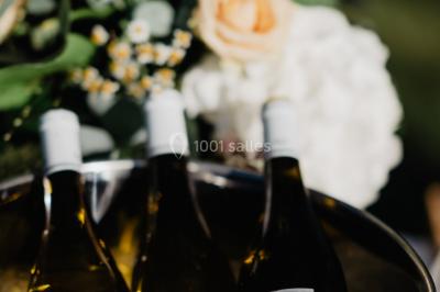 Miniature Location salle La Chapelle-Heulin (Loire-Atlantique) - Château Cassemichère #13 Rangées de tonneaux en bois alignés dans une cave voûtée avec éclairage tamisé.