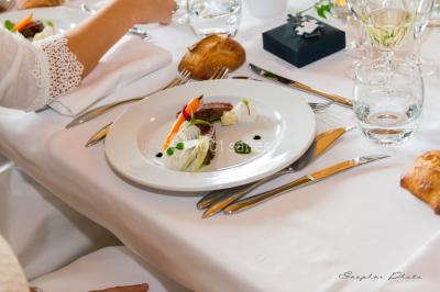 Miniature Location salle La Chapelle-Heulin (Loire-Atlantique) - Château Cassemichère #20 Rangées de tonneaux en bois alignés dans une cave voûtée avec éclairage tamisé.