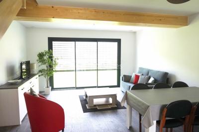 Miniature Location salle La Chapelle-Heulin (Loire-Atlantique) - Château Cassemichère #27 Rangées de tonneaux en bois alignés dans une cave voûtée avec éclairage tamisé.