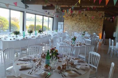 Miniature Location salle La Chapelle-Heulin (Loire-Atlantique) - Château Cassemichère #17 Rangées de tonneaux en bois alignés dans une cave voûtée avec éclairage tamisé.
