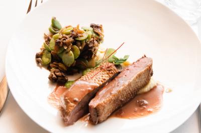 Miniature Location salle La Chapelle-Heulin (Loire-Atlantique) - Château Cassemichère #21 Rangées de tonneaux en bois alignés dans une cave voûtée avec éclairage tamisé.
