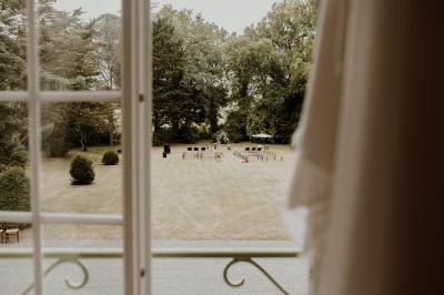 Miniature Location salle La Chapelle-Heulin (Loire-Atlantique) - Château Cassemichère #8 Rangées de tonneaux en bois alignés dans une cave voûtée avec éclairage tamisé.