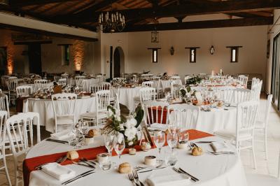 Miniature Location salle La Chapelle-Heulin (Loire-Atlantique) - Château Cassemichère #16 Rangées de tonneaux en bois alignés dans une cave voûtée avec éclairage tamisé.