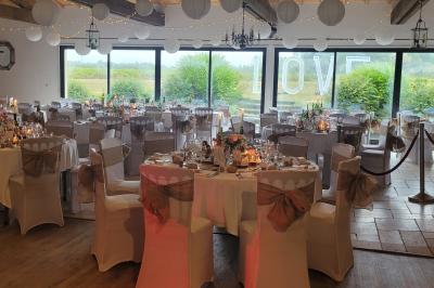 Miniature Location salle La Chapelle-Heulin (Loire-Atlantique) - Château Cassemichère #18 Rangées de tonneaux en bois alignés dans une cave voûtée avec éclairage tamisé.
