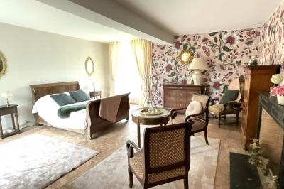 Miniature Location salle La Chapelle-Heulin (Loire-Atlantique) - Château Cassemichère #25 Rangées de tonneaux en bois alignés dans une cave voûtée avec éclairage tamisé.