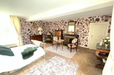 Miniature Location salle La Chapelle-Heulin (Loire-Atlantique) - Château Cassemichère #24 Rangées de tonneaux en bois alignés dans une cave voûtée avec éclairage tamisé.