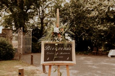 Miniature Location salle La Chapelle-Heulin (Loire-Atlantique) - Château Cassemichère #5 Rangées de tonneaux en bois alignés dans une cave voûtée avec éclairage tamisé.