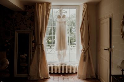 Miniature Location salle La Chapelle-Heulin (Loire-Atlantique) - Château Cassemichère #26 Rangées de tonneaux en bois alignés dans une cave voûtée avec éclairage tamisé.