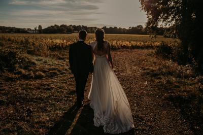 Miniature Location salle La Chapelle-Heulin (Loire-Atlantique) - Château Cassemichère #7 Rangées de tonneaux en bois alignés dans une cave voûtée avec éclairage tamisé.