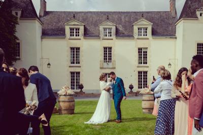 Miniature Location salle La Chapelle-Heulin (Loire-Atlantique) - Château Cassemichère #2 Rangées de tonneaux en bois alignés dans une cave voûtée avec éclairage tamisé.