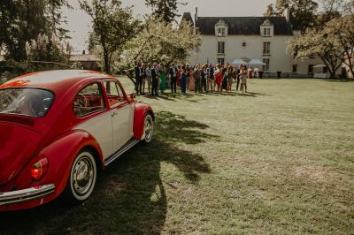 Miniature Location salle La Chapelle-Heulin (Loire-Atlantique) - Château Cassemichère #9 Rangées de tonneaux en bois alignés dans une cave voûtée avec éclairage tamisé.