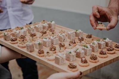 Miniature Location salle La Chapelle-Heulin (Loire-Atlantique) - Château Cassemichère #12 Rangées de tonneaux en bois alignés dans une cave voûtée avec éclairage tamisé.
