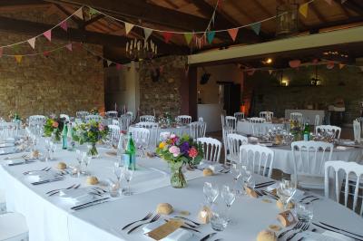 Miniature Location salle La Chapelle-Heulin (Loire-Atlantique) - Château Cassemichère #15 Rangées de tonneaux en bois alignés dans une cave voûtée avec éclairage tamisé.