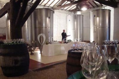 Miniature Location salle La Chapelle-Heulin (Loire-Atlantique) - Château Cassemichère #32 Rangées de tonneaux en bois alignés dans une cave voûtée avec éclairage tamisé.