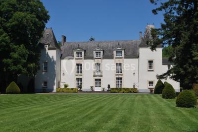 Miniature Location salle La Chapelle-Heulin (Loire-Atlantique) - Château Cassemichère #3 Rangées de tonneaux en bois alignés dans une cave voûtée avec éclairage tamisé.