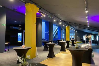 Plateau de verres à pied remplis de champagne pétillant, disposés pour un événement ou une réception.