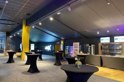 Plateau de verres à pied remplis de champagne pétillant, disposés pour un événement ou une réception.