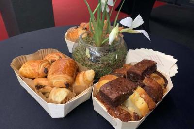 Miniature Location salle Namur (Namur) - Pathé Namur #4 Plateau de verres remplis de champagne pétillant, disposés pour un événement ou une réception.