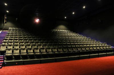 Miniature Location salle Namur (Namur) - Pathé Namur #5 Plateau de verres remplis de champagne pétillant, disposés pour un événement ou une réception.