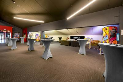 Miniature Location salle Namur (Namur) - Pathé Namur #2 Plateau de verres remplis de champagne pétillant, disposés pour un événement ou une réception.