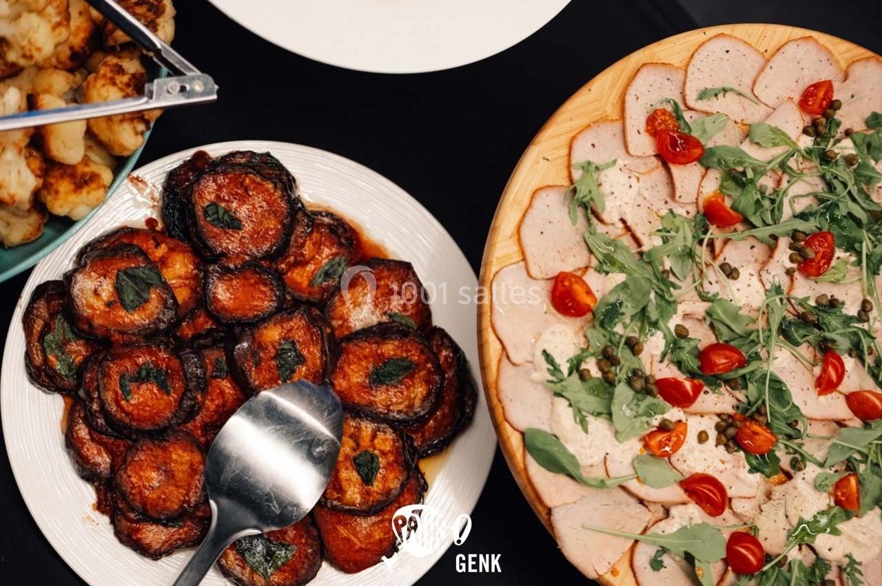 Assiette de légumes grillés et plateau de viande froide garnie de roquette, câpres et tomates cerises.