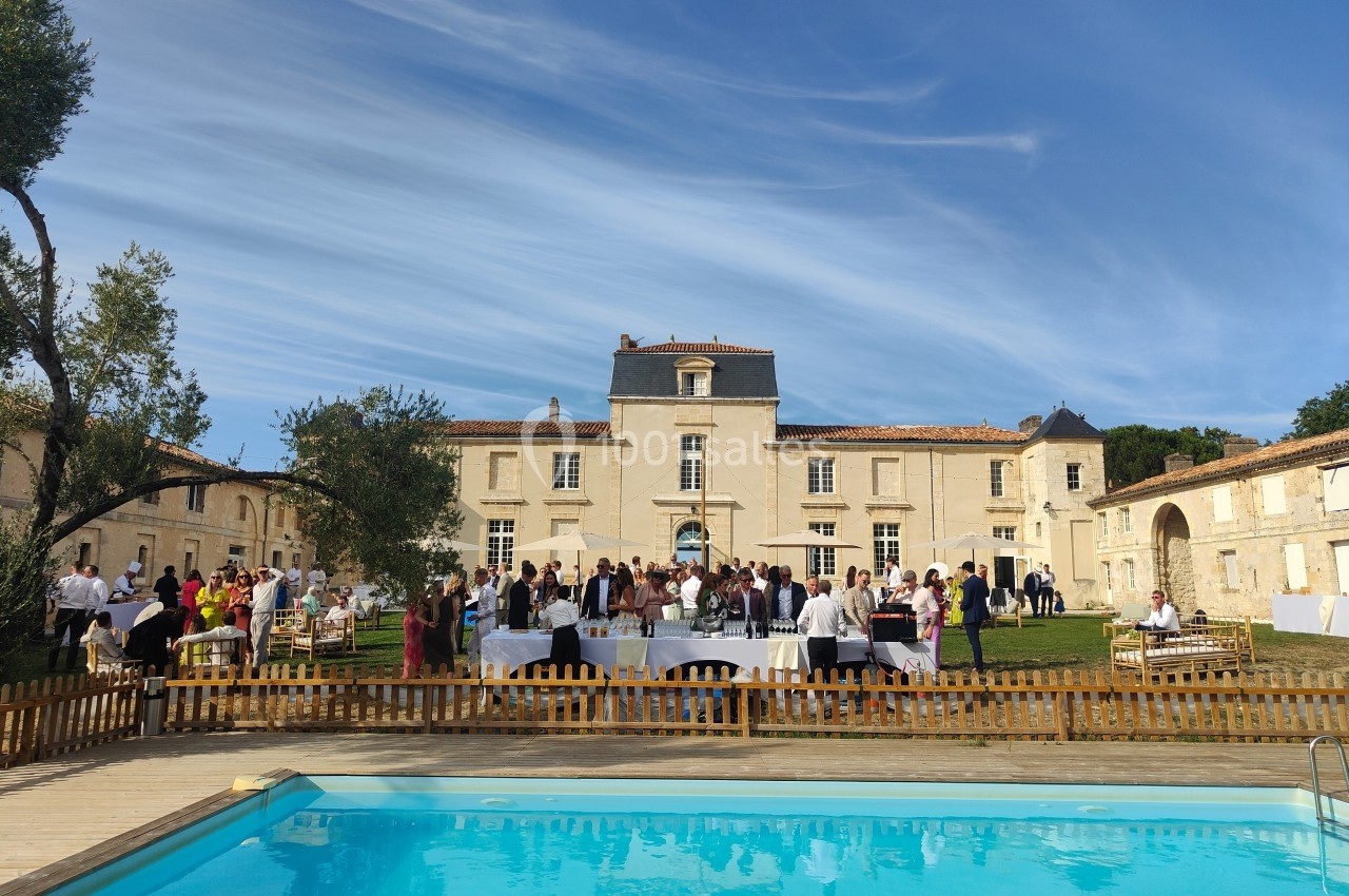 Cocktail dans la cour intérieur du château