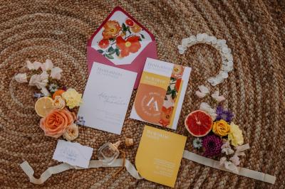 Miniature Décoration sur mesure Bougeoirs en laiton et en métal argenté alignés sur des étagères en bois dans un espace de rangement.