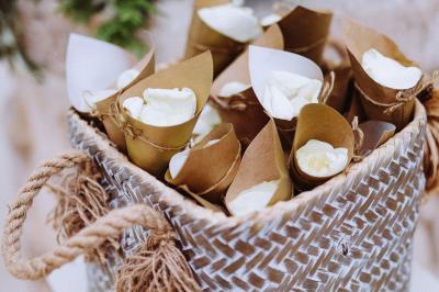 Miniature Décoration sur mesure Bougeoirs en laiton et en métal argenté alignés sur des étagères en bois dans un espace de rangement.
