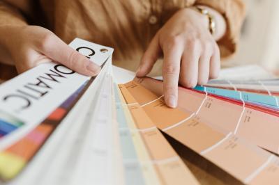 Miniature Décoration sur mesure Bougeoirs en laiton et en métal argenté alignés sur des étagères en bois dans un espace de rangement.