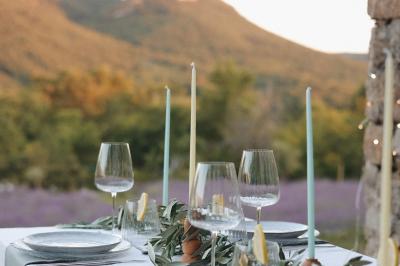 Miniature Mariage en Drôme provençale Bougeoirs en laiton et en métal argenté alignés sur des étagères en bois dans un espace de rangement.