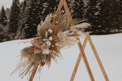 Miniature Un mariage hivernal Bougeoirs en laiton et en métal argenté alignés sur des étagères en bois dans un espace de rangement.