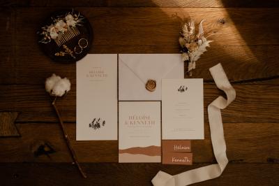 Miniature Un mariage hivernal Bougeoirs en laiton et en métal argenté alignés sur des étagères en bois dans un espace de rangement.