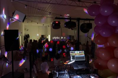 Miniature DJ Chilly-Mazarin (Essonne) - Lincoln Hawk #2 Salle sombre avec jeux de lumières colorées, décorée de ballons et guirlandes, équipée de matériel de sonorisation.